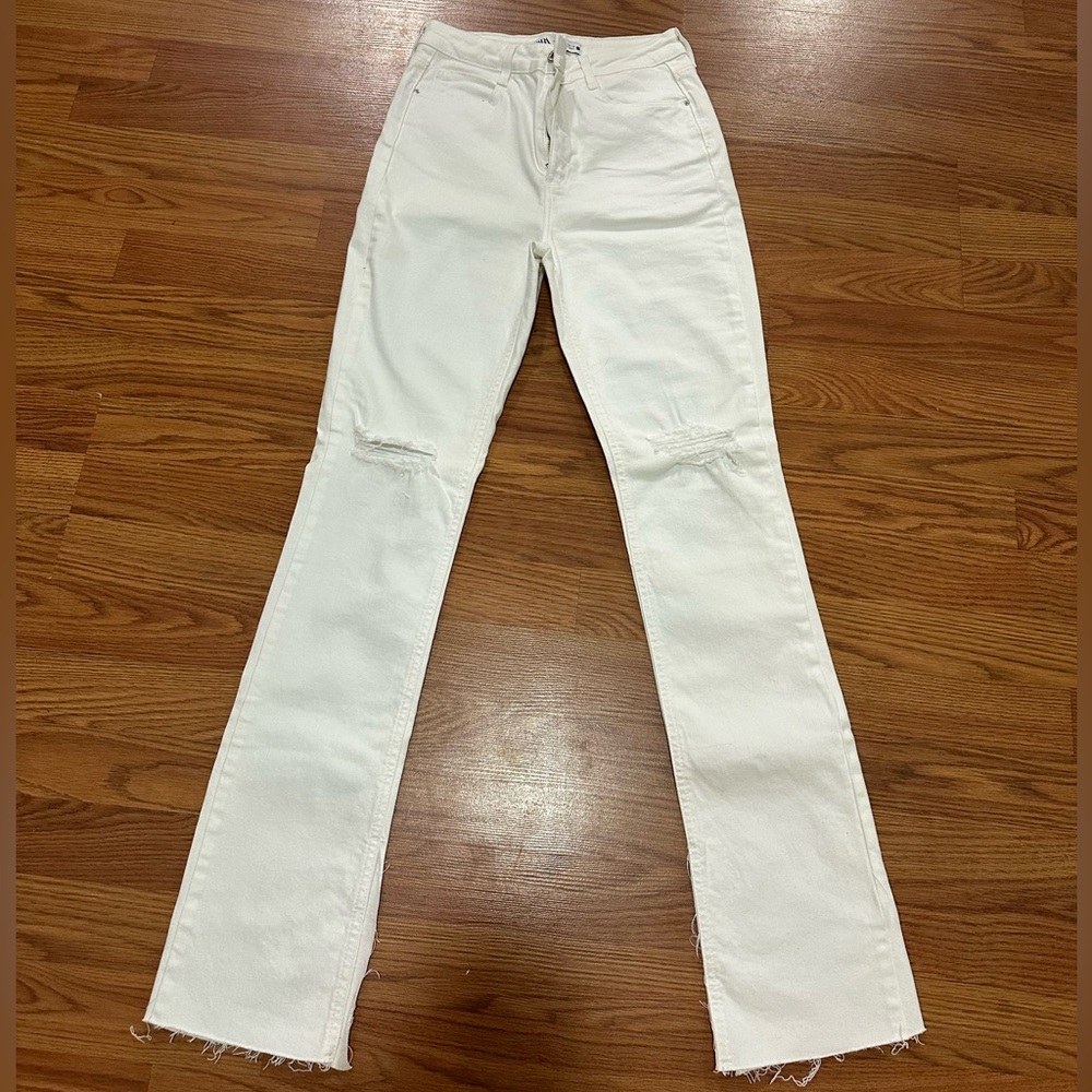 Zara high rise flare slim fit Z1975 jeans
TAM: 4